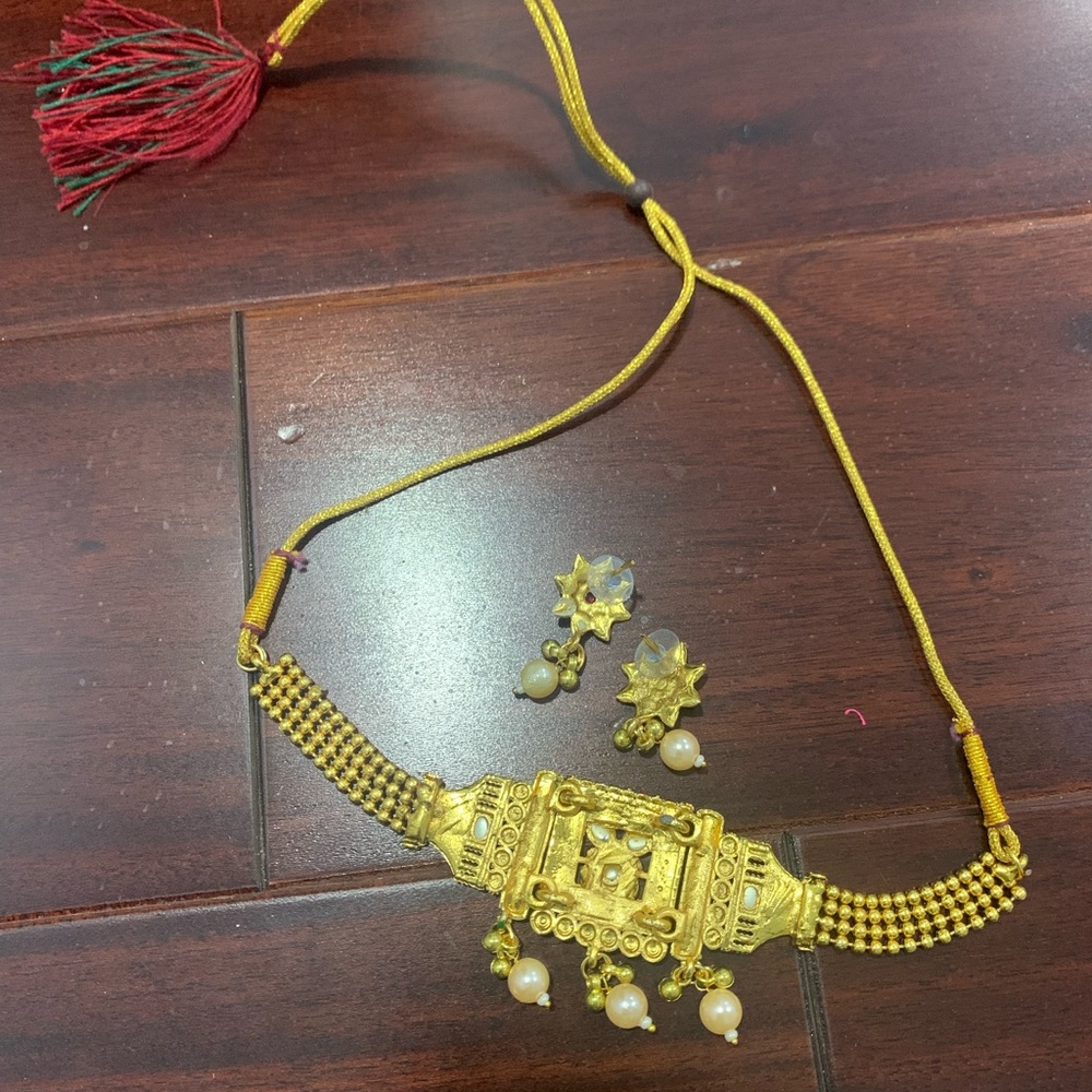 Elegant Gold and Green Necklace Set - Picture 2 of 2